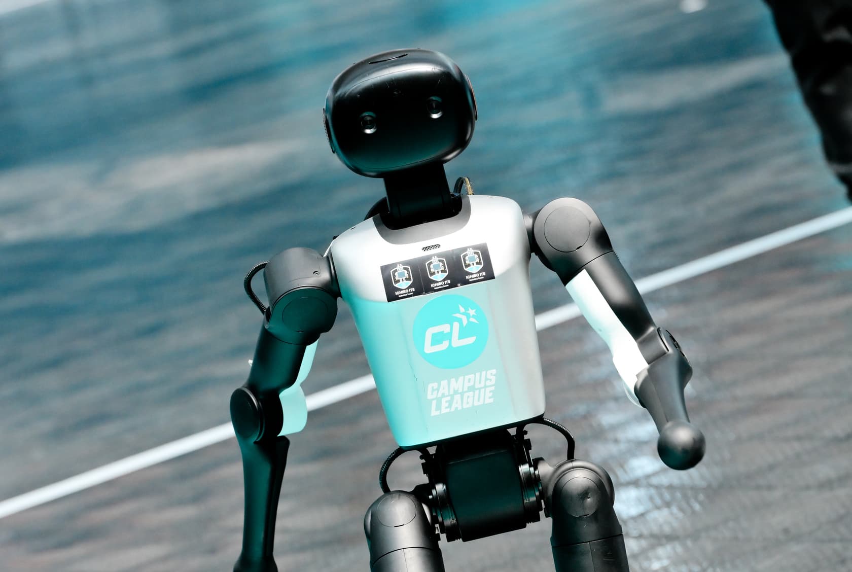 Robot Ichiro ITS Buka Futsal Regional Surabaya